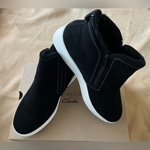 ❄️ Clarks Collection Warm-Lined Suede Sooties - Lyton Star - Color: Black ❄️ - Picture 2 of 6